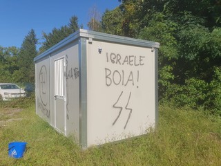 Le scritte naziste alla festa del Pd alla Schiranna