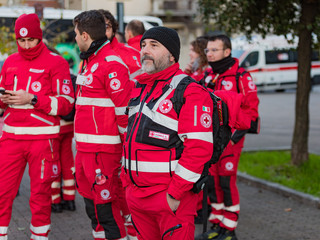 La Cri di Busto alla partenza di “BA è Natale” (foto Luca Micheli)
