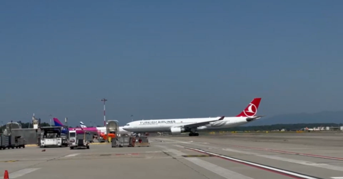 L'aereo atterrato a Malpensa dalla Turchia con a bordo le salme dei sub italiani morti alle Maldive