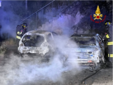 Le immagini dell'incendio di due auto stanotte a Cunardo