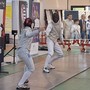 Un momento della finale. Nel riquadro i protagonisti con Luca Folegani, assessore allo Sport, e Marino Vago, presidente Pro Patria Scherma