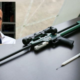 Nella foto il Segretario Gen.Siulp Paolo MACCHI ed il fucile per teleanestesia veterinaria