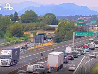 La lunga coda in tempo reale per la chiusura del bivio verso l'A26 all'altezza di Gallarate con le auto costrette a dirigersi verso Varese La lunga coda in tempo reale per la chiusura del bivio verso l'A26 all'altezza di Gallarate con le auto costrette a dirigersi verso Varese