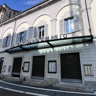 Rissa tra giovani in piazza Garibaldi, momenti di tensione fuori e dentro il Teatro Condominio