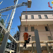 Le operazioni di soccorso dell'operaio caduto dall'impalcatura nel cantiere a Tradate