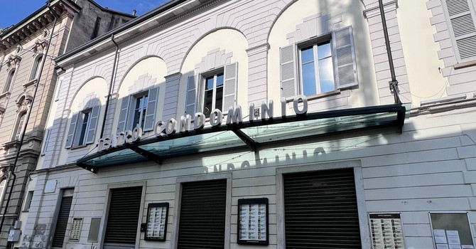 Rissa tra giovani in piazza Garibaldi, momenti di tensione fuori e dentro il Teatro Condominio