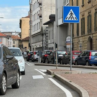 Il traffico dovuto al senso unico alternato, in centro a Gallarate - Foto Alessandro Galbiati