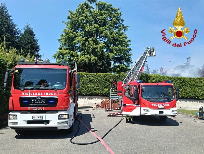 I vigili del fuoco in azione in via della Stria a Tradate