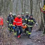 L'intervento di soccorso dei vigili del fuoco nei boschi di Turate
