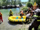 Le operazioni di salvataggio dei quattro ragazzi rimasti bloccati su un isolotto sul fiume Ticino a Cuggiono