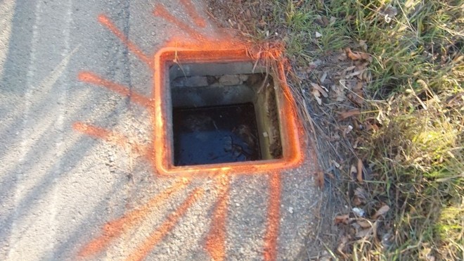 Uno dei tombini rubati tra Origgio e Caronno Pertusella