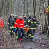 L'intervento di soccorso dei vigili del fuoco nei boschi di Turate