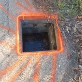 Uno dei tombini rubati tra Origgio e Caronno Pertusella