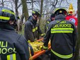 L'intervento di soccorso dei vigili del fuoco nei boschi di Turate