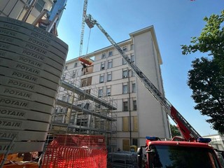 Le operazioni di soccorso dell'operaio caduto dall'impalcatura nel cantiere a Tradate