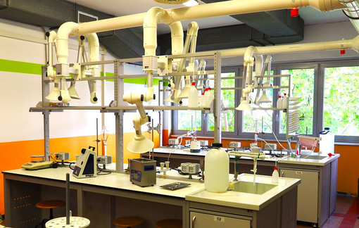 Laboratorio di chimica al Geymonat di Tradate