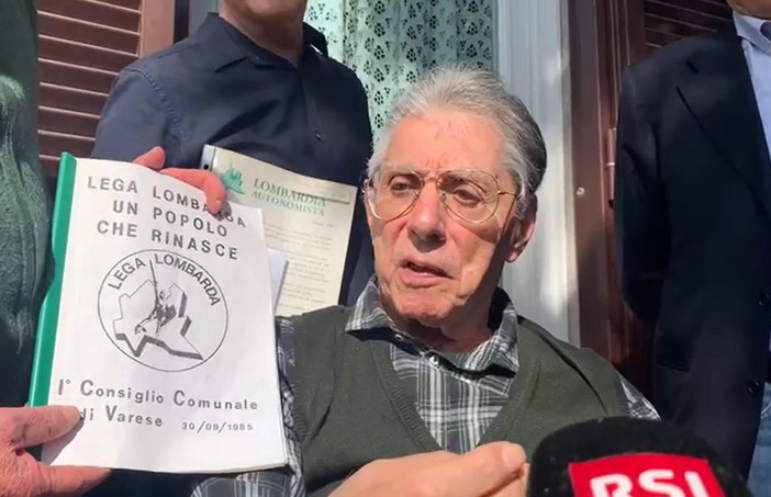 Umberto Bossi oggi a Gemonio (foto Adnkronos)