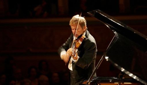 Gallarate accoglie il bustocco Uto Ughi: il grande maestro al Teatro Condominio con I Virtuosi del Lemene