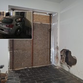 La vetrina distrutta e il muro sfondato dalla macchina che ha fatto visita allo Studio Emerald. Nel riquadro, il mezzo incastrato La vetrina distrutta e il muro sfondato dalla macchina che ha fatto visita allo Studio Emerald. Nel riquadro, il mezzo incastrato