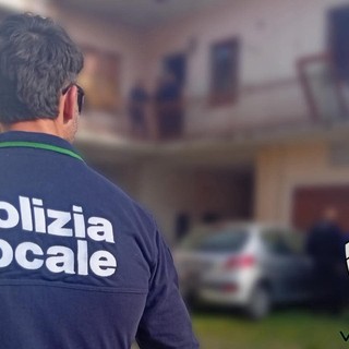 La polizia locale di Vergiate ritrova un'auto rubata e la restituisce al proprietario: «Era il mio regalo della pensione»