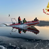 I mezzi dei vigili del fuoco in azione sul Lago Maggiore
