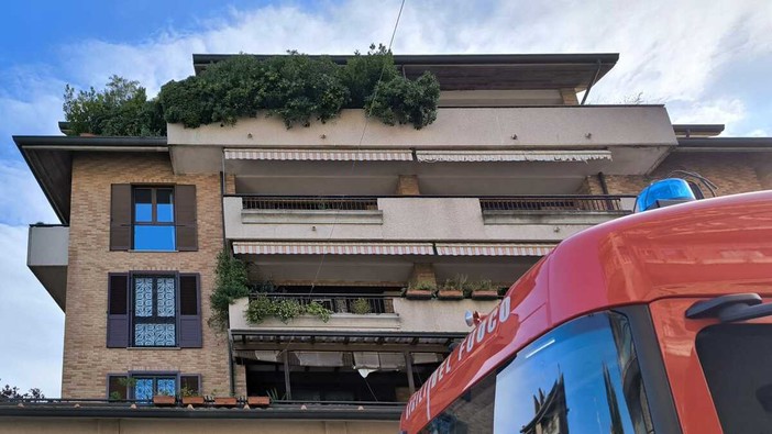 Fumo da un appartamento in via Milazzo, anziana portata in ospedale. All'origine un piano a induzione Fumo da un appartamento in via Milazzo, anziana portata in ospedale. All'origine un piano a induzione