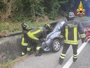 L'auto incidentata dopo essere andata a sbattere contro il muro lungo la Sp1 alla Schiranna