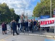 Il presidio di protesta davanti a Villa Recalcati dei sindacati di categoria dei vigili del fuoco di Varese