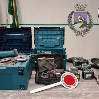 Gli arnesi da scasso sequestrati dalla polizia locale di Vergiate