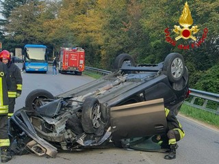 L'auto ribaltata in via Gaggio a Varese dopo l'incidente stradale