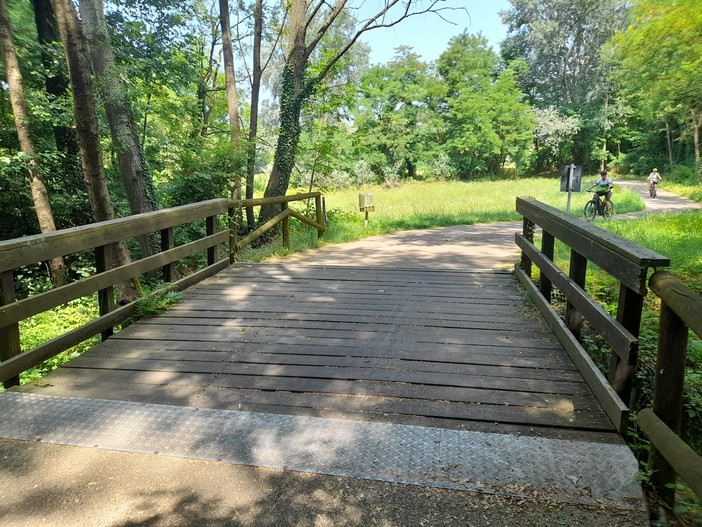 Lavori di manutenzione in vista sulla pista ciclopedonale del lago di Varese in località Voltorre a Gavirate