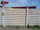 Un muro imbrattato con vernice arancione (foto da Vconews.it)