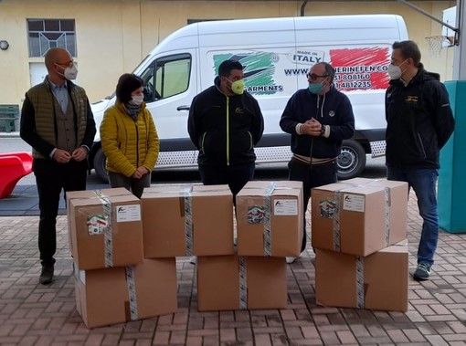 La consegna delle 15.000 mascherine. Da sinistra, Gianluca Albe', Elena Rivolta, Paolo Dragonetti, Dario Cosmotti, Daniele Barbone