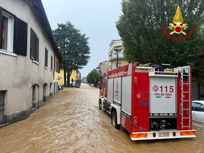 Maltempo in Lombardia, continua incessante il lavoro dei vigili del fuoco