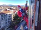 FOTO. Babbi Natale acrobati al Del Ponte per i bambini della Pediatria