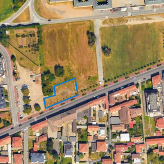 Contornata di blu, l'area che potrebbe accogliere una nuova area giochi in via Lonate (immagine Google Maps)