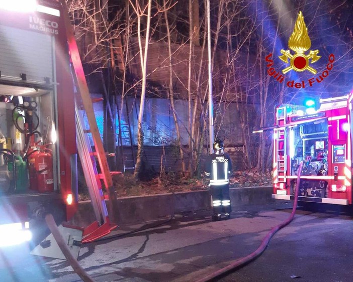 Le immagini dell'intervento dei vigili del fuoco di stanotte in via Correnti a Varese Le immagini dell'intervento dei vigili del fuoco di stanotte in via Correnti a Varese