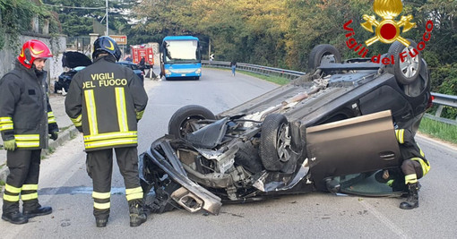 L'auto ribaltata in via Gaggio a Varese dopo l'incidente stradale