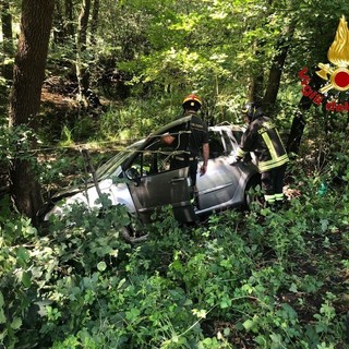 Auto finisce in una scarpata sulla statale della Valganna, ferite due persone