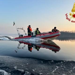 I mezzi dei vigili del fuoco in azione sul Lago Maggiore