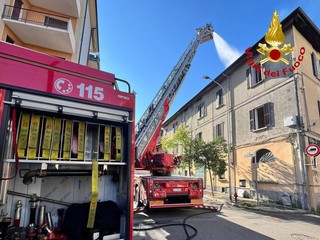 L'intervento dei vigili del fuoco per spegnere l'incendio che ha riguardato il tetto di un edificio di quattro piani in via Maspero a Varese