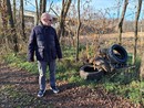 Eugenio Bovo accanto ad alcuni rifiuti che ha deciso di rimuovere personalmente, una piccola parte di quelli che vengono abbandonati in zona Veroncora Eugenio Bovo accanto ad alcuni rifiuti che ha deciso di rimuovere personalmente, una piccola parte di quelli che vengono abbandonati in zona Veroncora