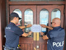 La polizia applica i sigilli al locale del centro di Varese a cui il Questore ha revocato la licenza per trenta giorni La polizia applica i sigilli al locale del centro di Varese a cui il Questore ha revocato la licenza per trenta giorni