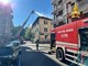 L'intervento dei vigili del fuoco per spegnere l'incendio che ha riguardato il tetto di un edificio di quattro piani in via Maspero a Varese