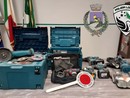 Gli arnesi da scasso sequestrati dalla polizia locale di Vergiate