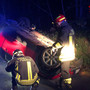 Le immagini dell'auto ribaltata stanotte in via per Golasecca a Vergiate