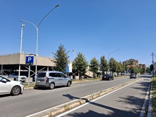 Via Arnaldo Da Brescia, ingresso del parcheggio sulla sinistra