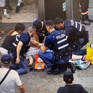 L'intervento decisivo della polizia in piazza San Giuseppe a Varese che ha salvato la vita della signora di 80 anni colta da un grave malore