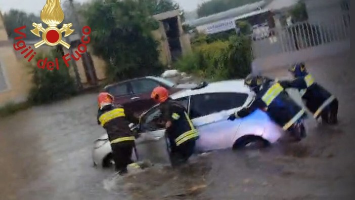 Le operazioni dei vigili del fuoco questa mattina nel comasco