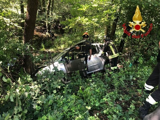 Auto finisce in una scarpata sulla statale della Valganna, ferite due persone